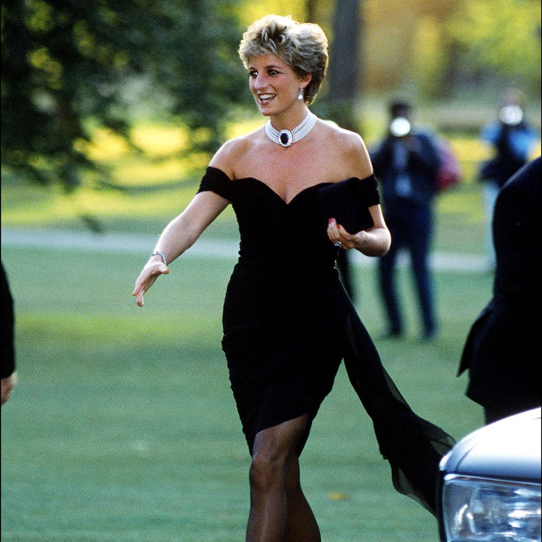 princesa diana con vestido negro de christina stambolian