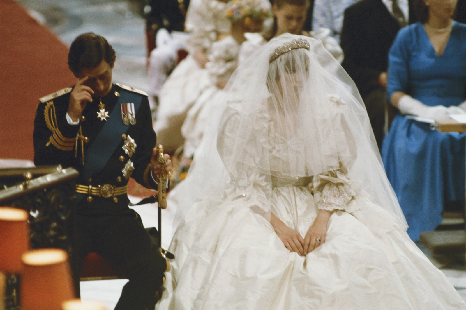 Lady Diana con velo el día de su boda junto al príncipe Carlos