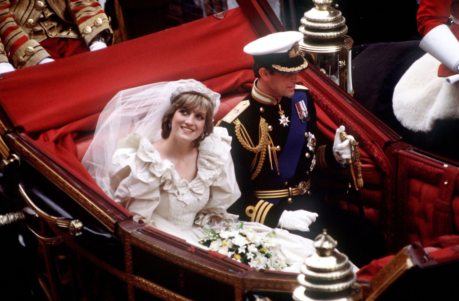 Lady Di y el principe Carlos en el carruaje el día de su boda