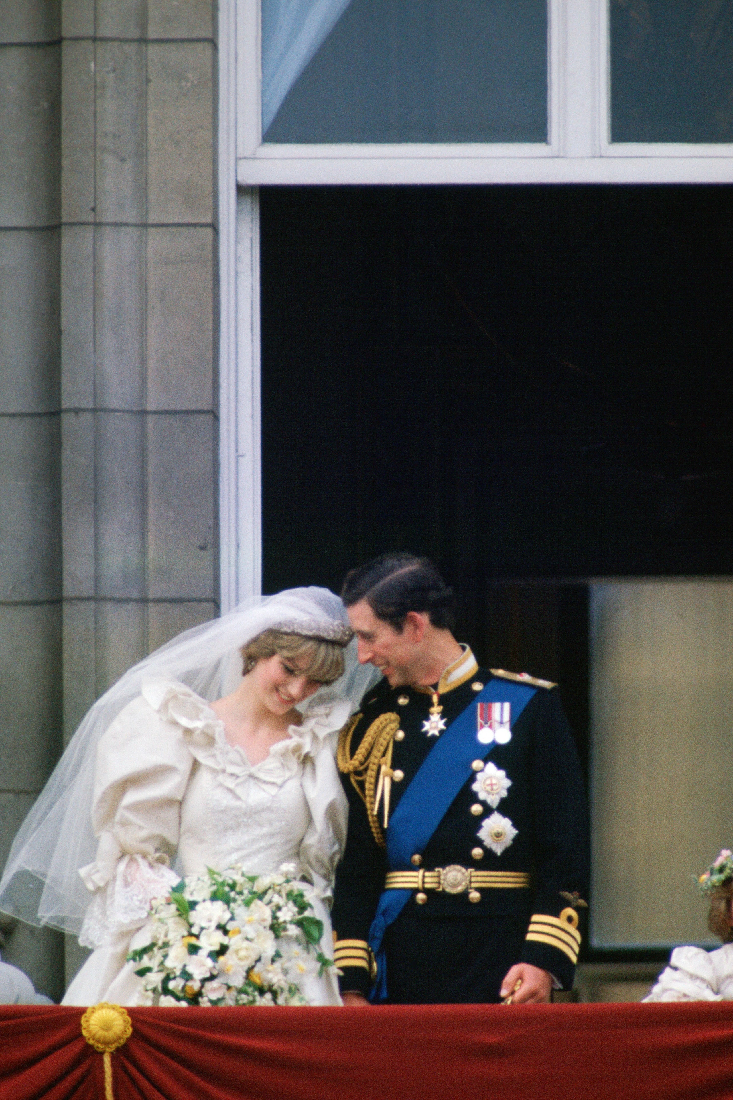 Lady Diana y el principe Carlos desde el balcón de Buckingham