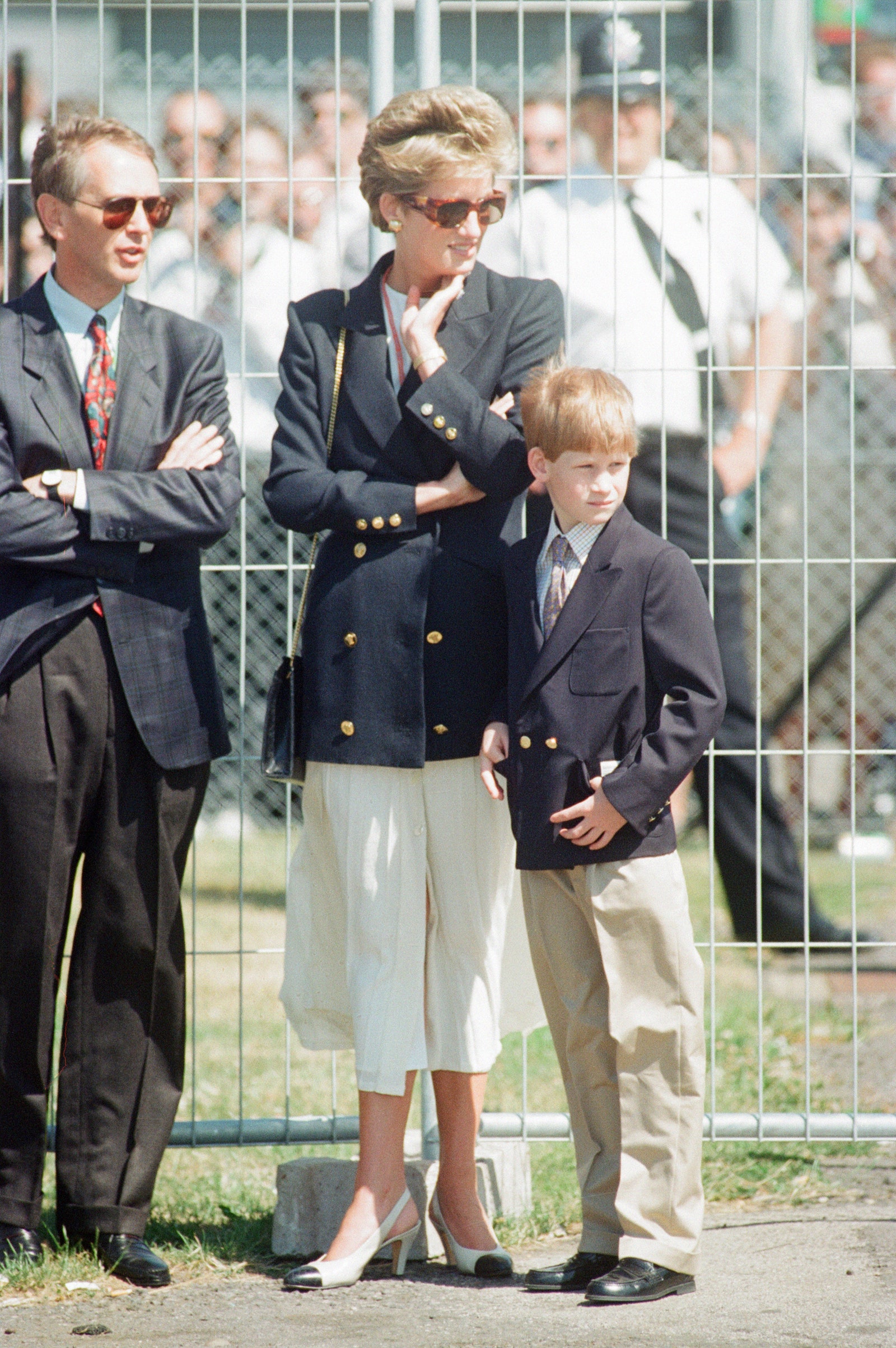 Princesa Diana con blazer y falda plisada