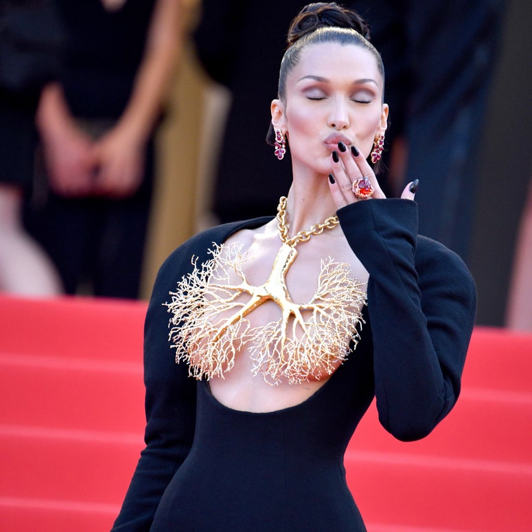 Bella Hadid en Cannes 2021 con vestido negro y escultura de pulmones 