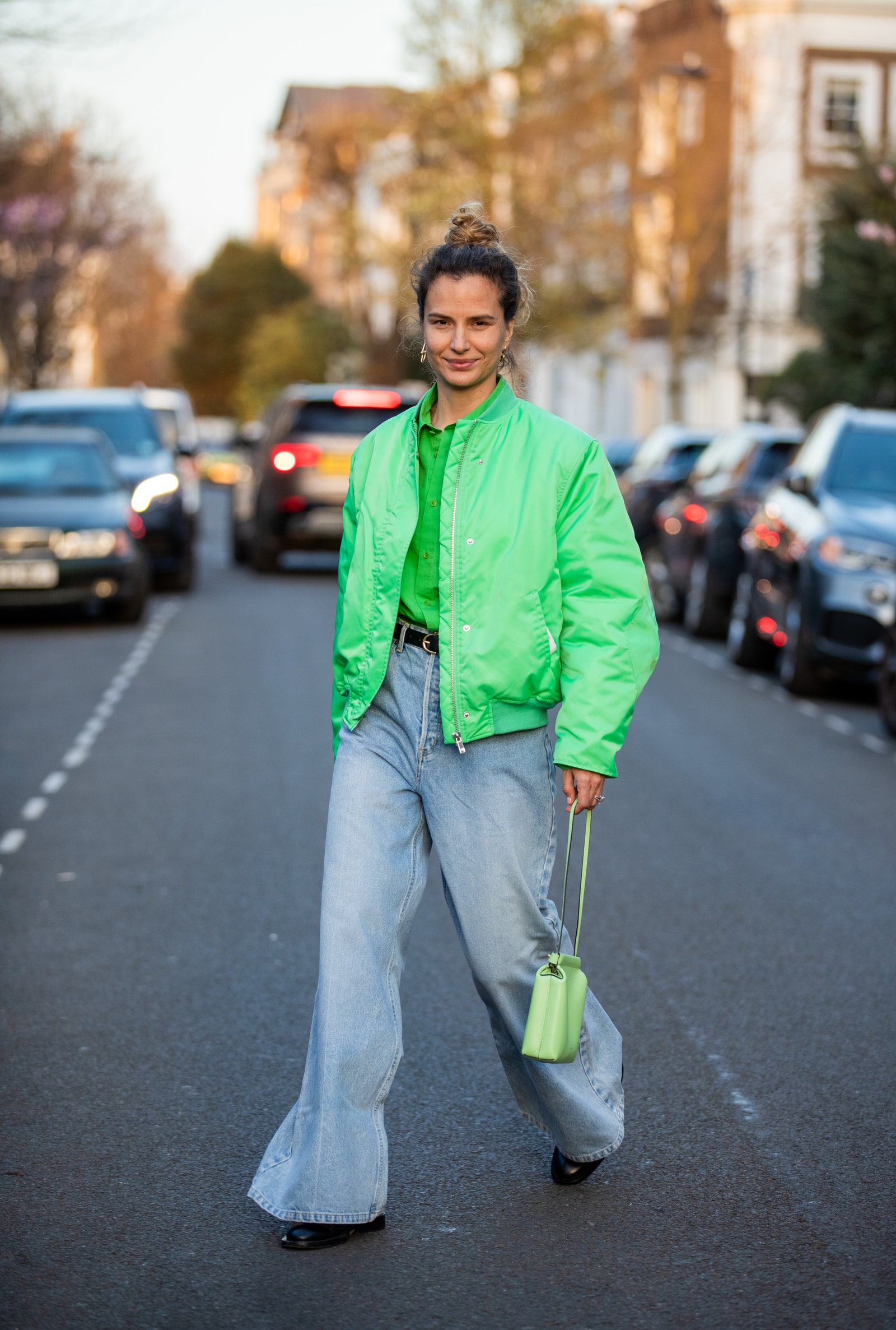 Look con chaqueta bomber tendencia 2022