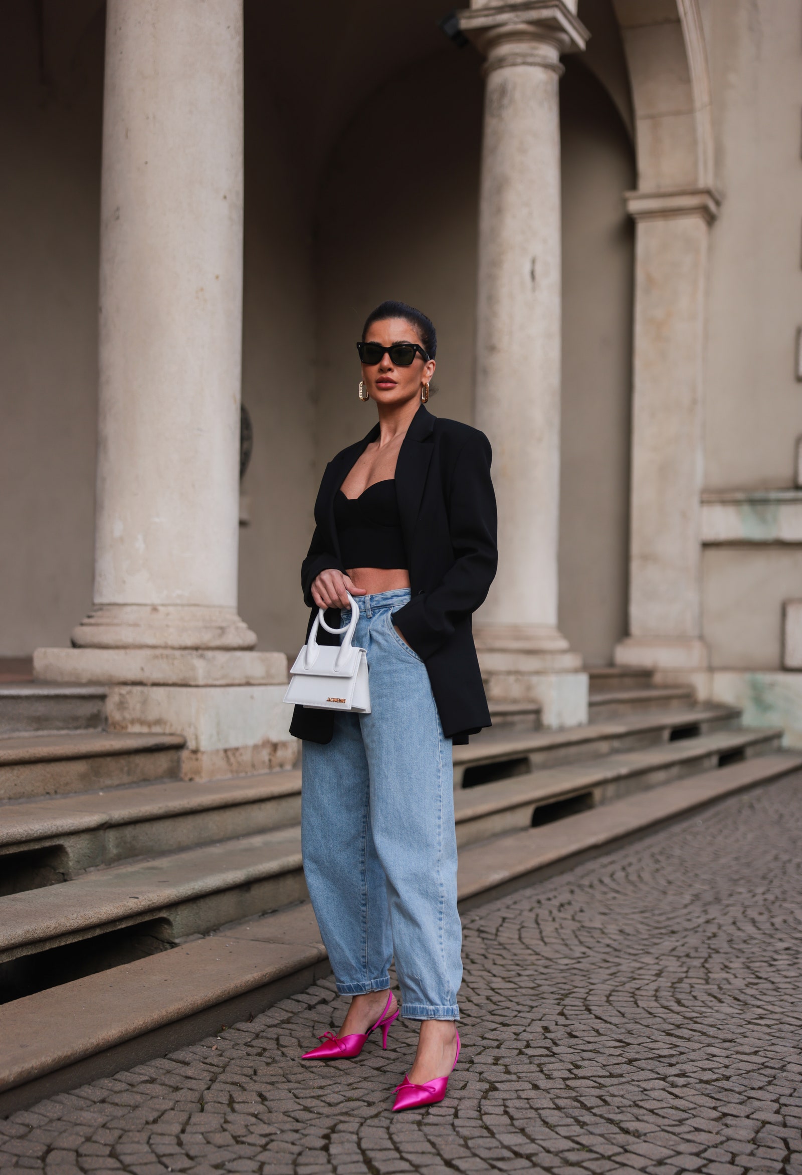 Total look con jeans holgados y blazer de color negro