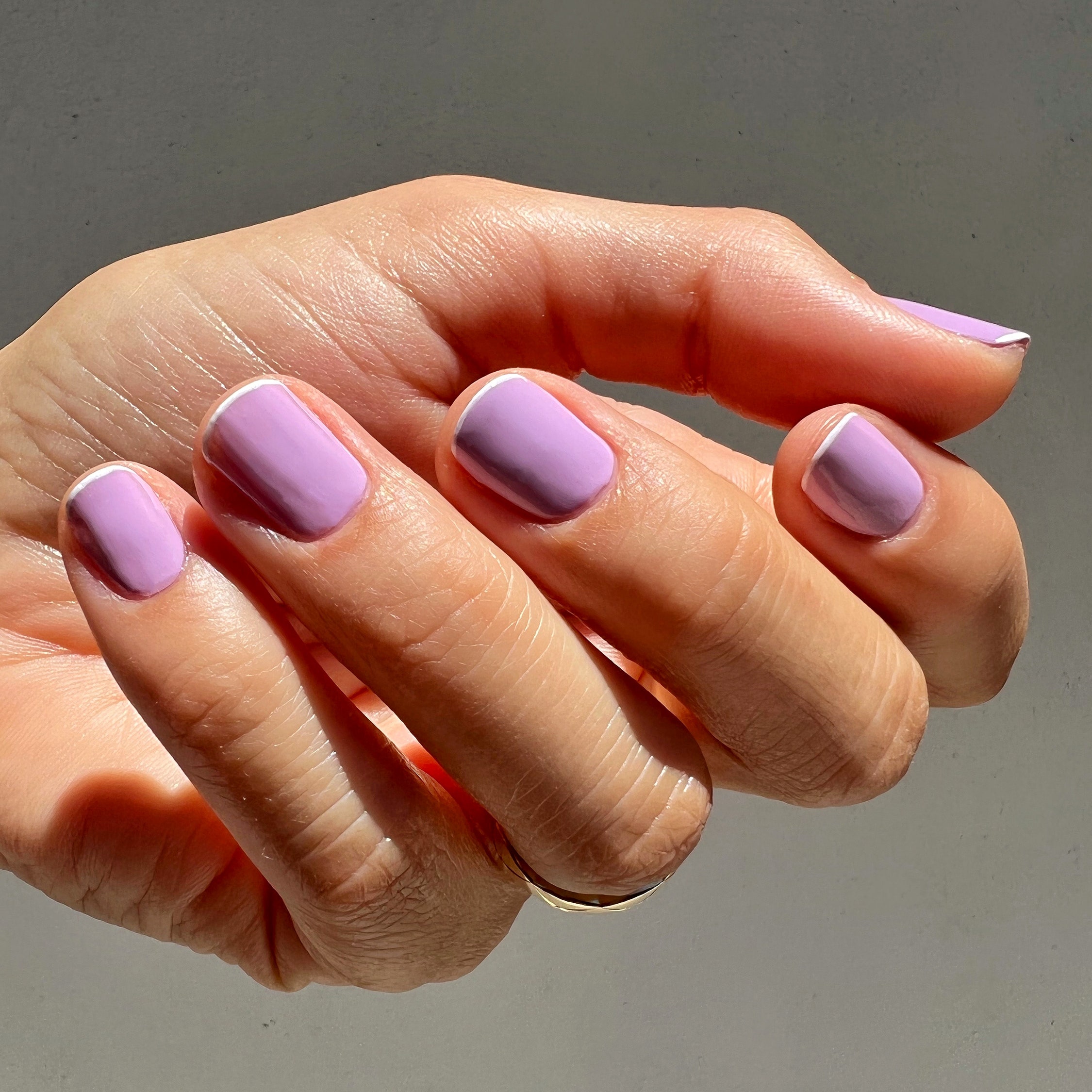 Si estás indecisa, estas uñas moradas son LA tendencia para primavera