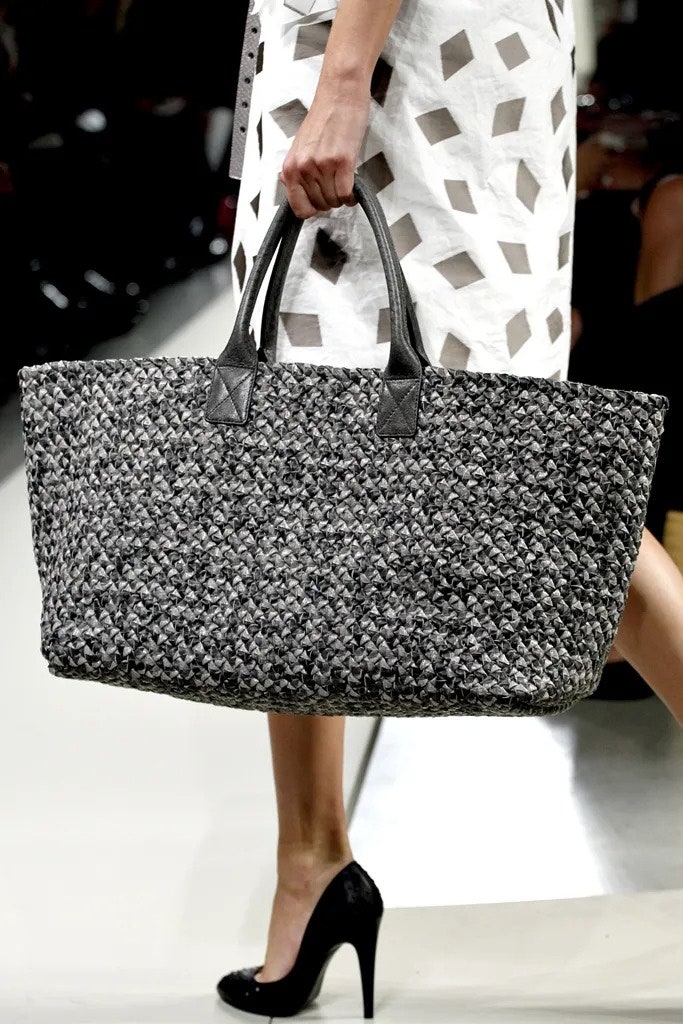 Modelo con bolsa Bottega Veneta Cabat