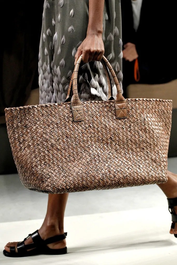 Modelo con bolsa Bottega Veneta