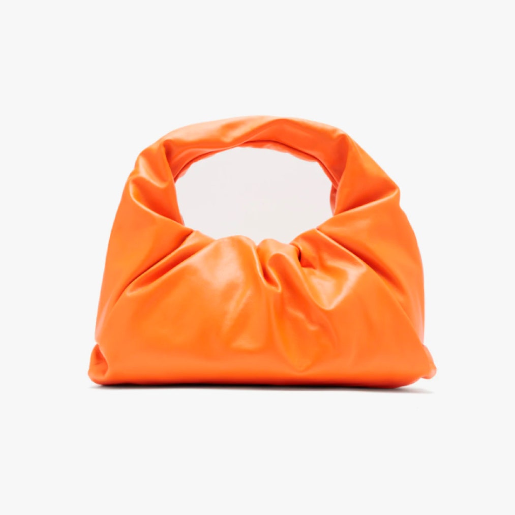 Bottega Veneta puch pequeña de piel en color naranja