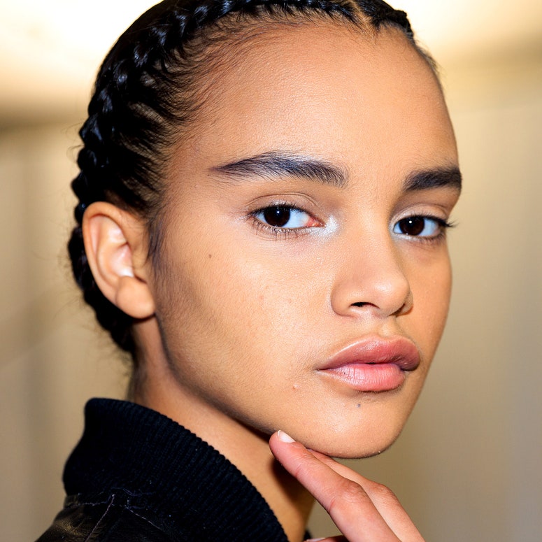 modelo con manicura francesa en el backstage del desfile de dior otoño invierno 2022