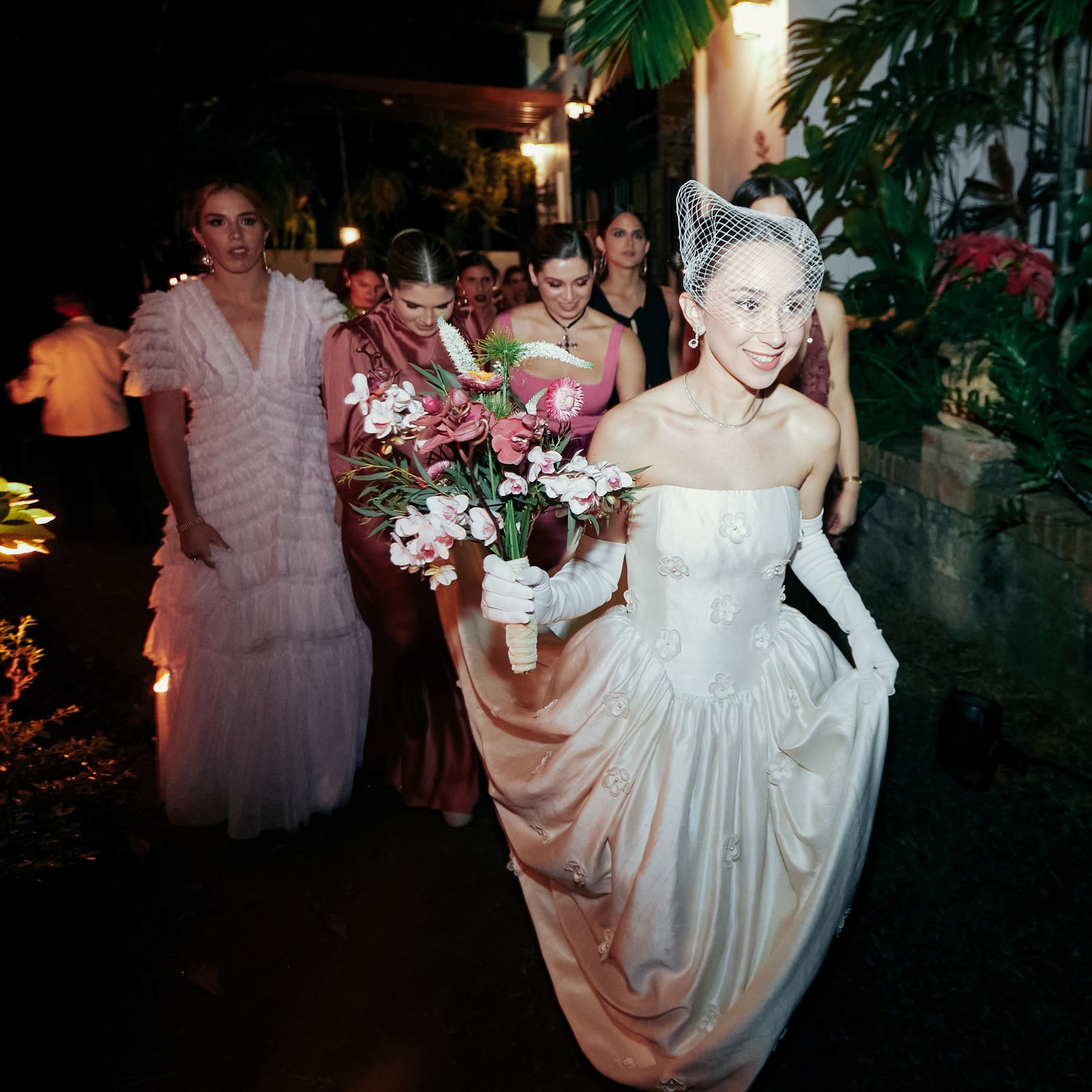 Esta novia venezolana restauró el vestido de los años 90 de su madre en una boda de ensueño