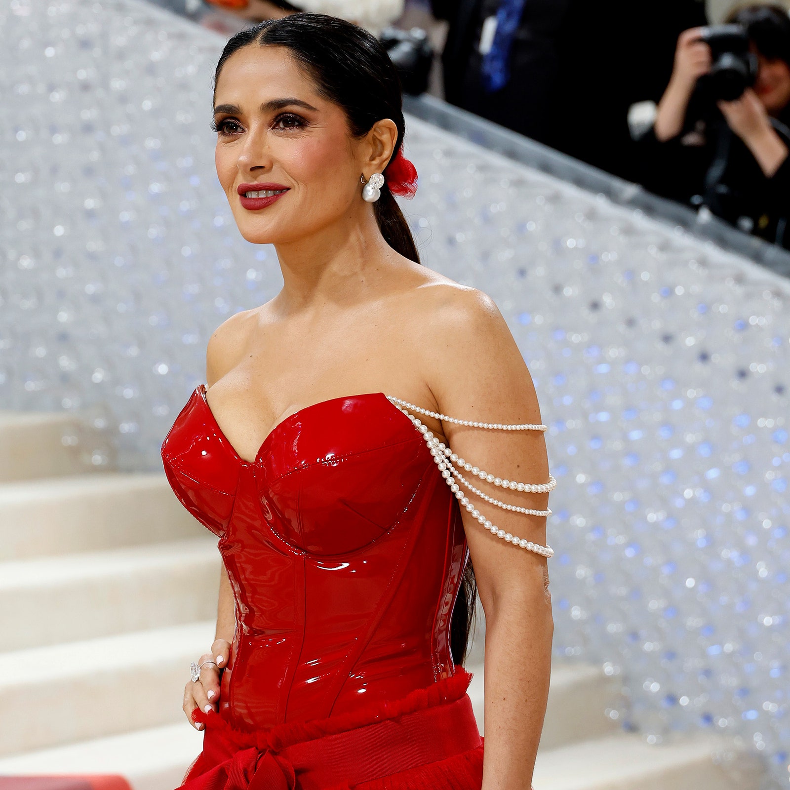 Salma Hayek lleva el color de pedicure más elegante para vacacionar en Ibiza