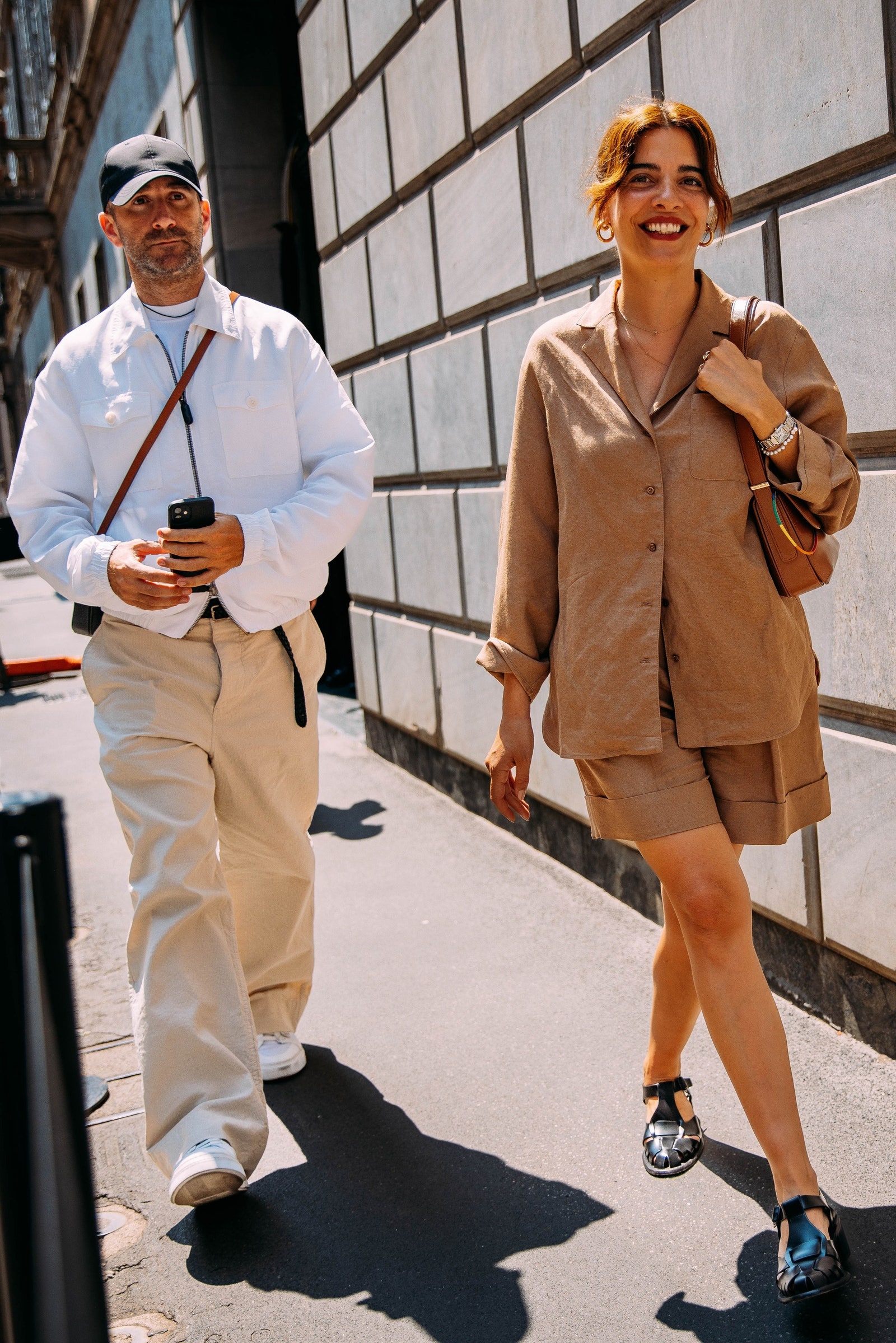 Mujer con traje caf de lino.