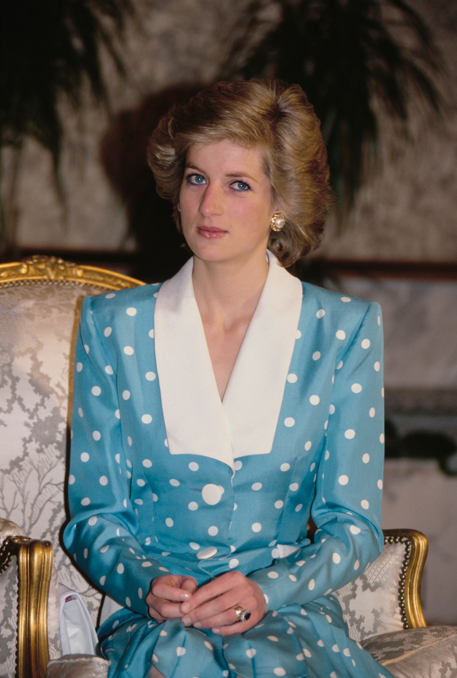 La Princesa Diana en Kuwait con vestido azul de lunares