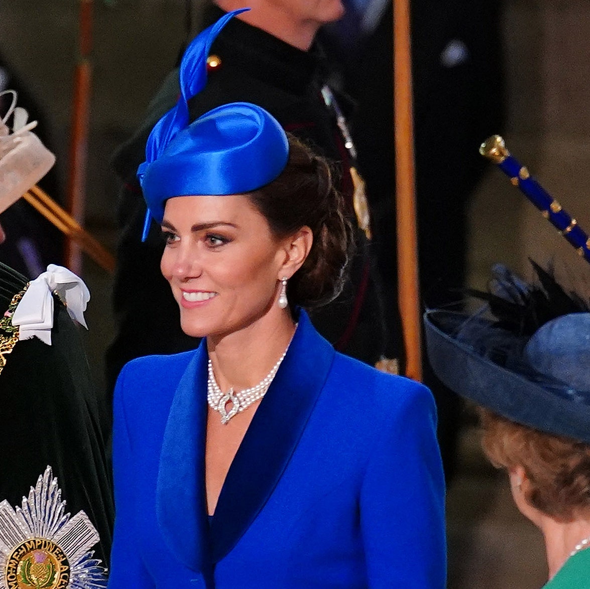 Kate Middleton rinde homenaje a la reina Isabel y a Lady Di en elegante look azul