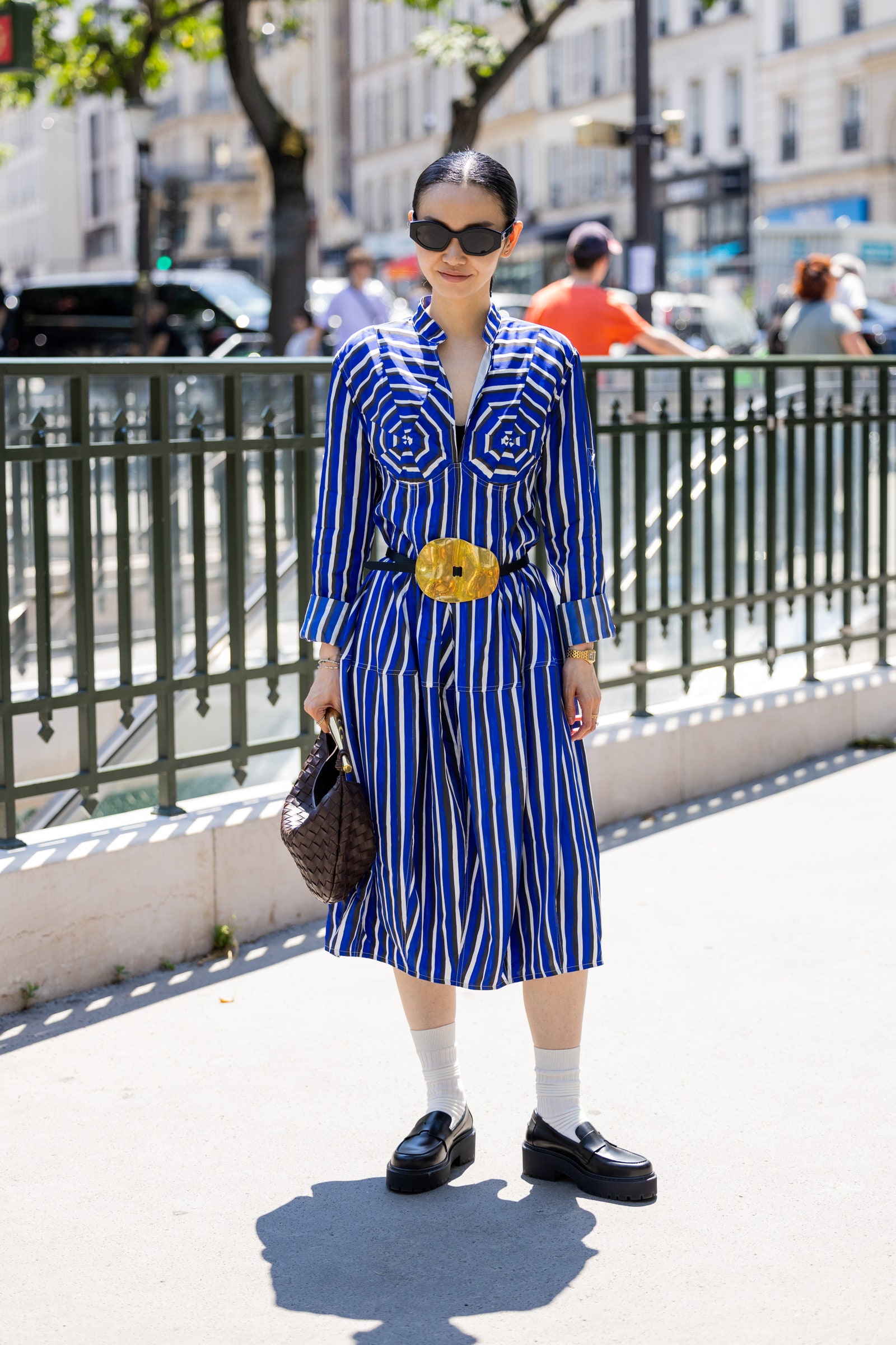 Mujer con mocasines y calcetines con vestido a rayas