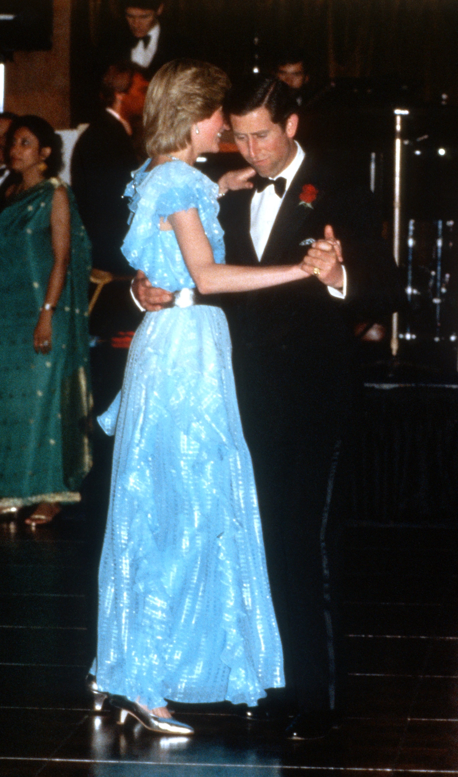 Diana bailando con Carlos en Sydney en 1983 con en unos zapatos de tacón plateados.