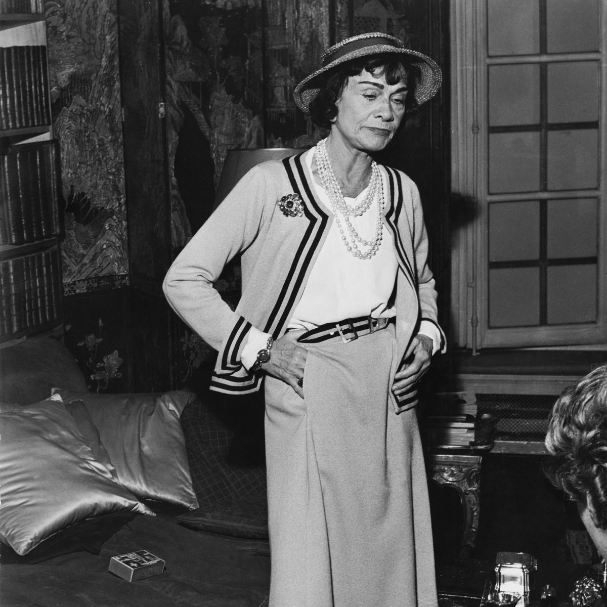 Coco Chanel y la vez que llevó blusa blanca con falda que ahora es tendencia en 2024