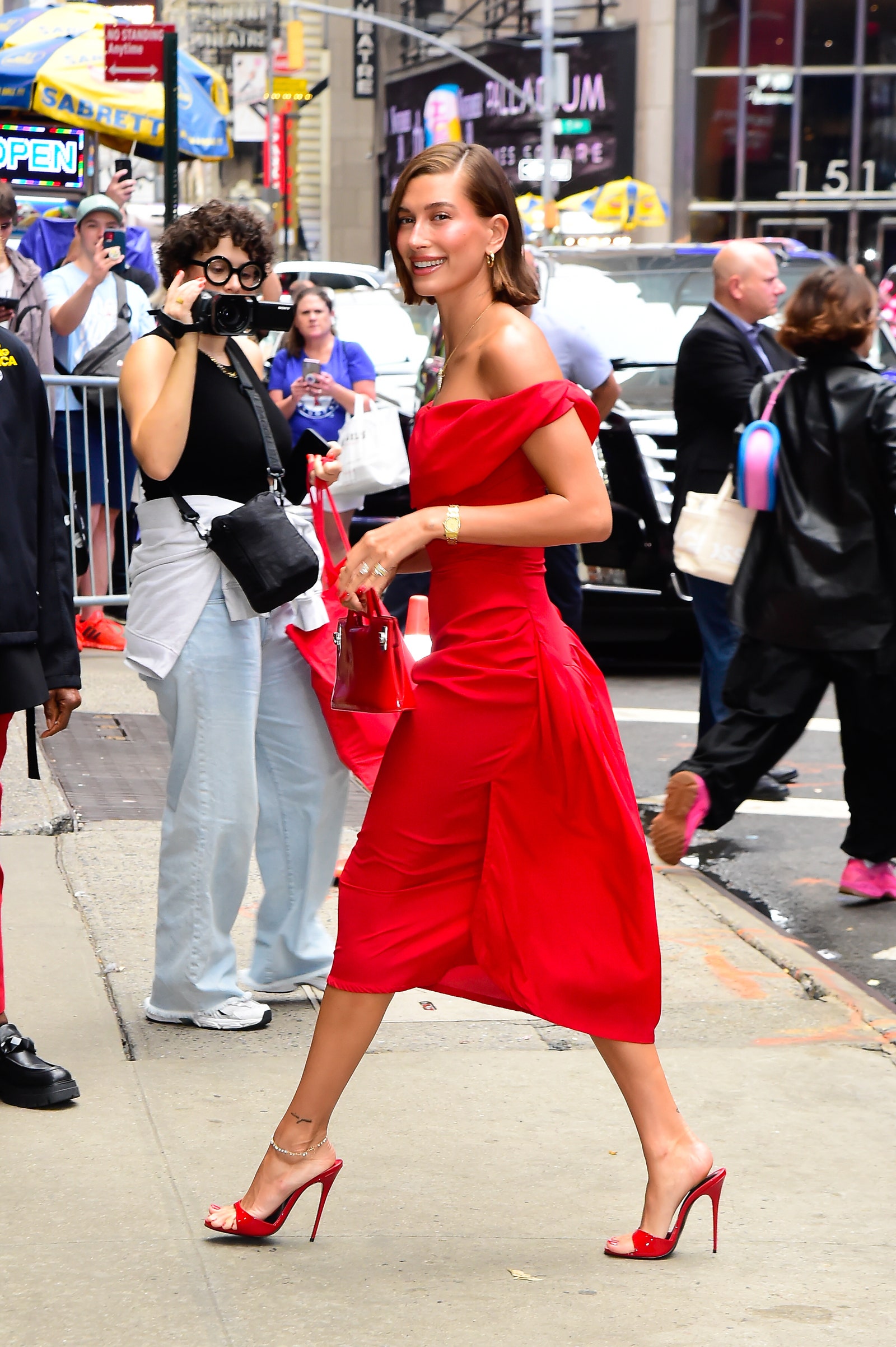 Hailey Bieber con vestido de vivienne westwood y unos zapatos rojos de maison ernest