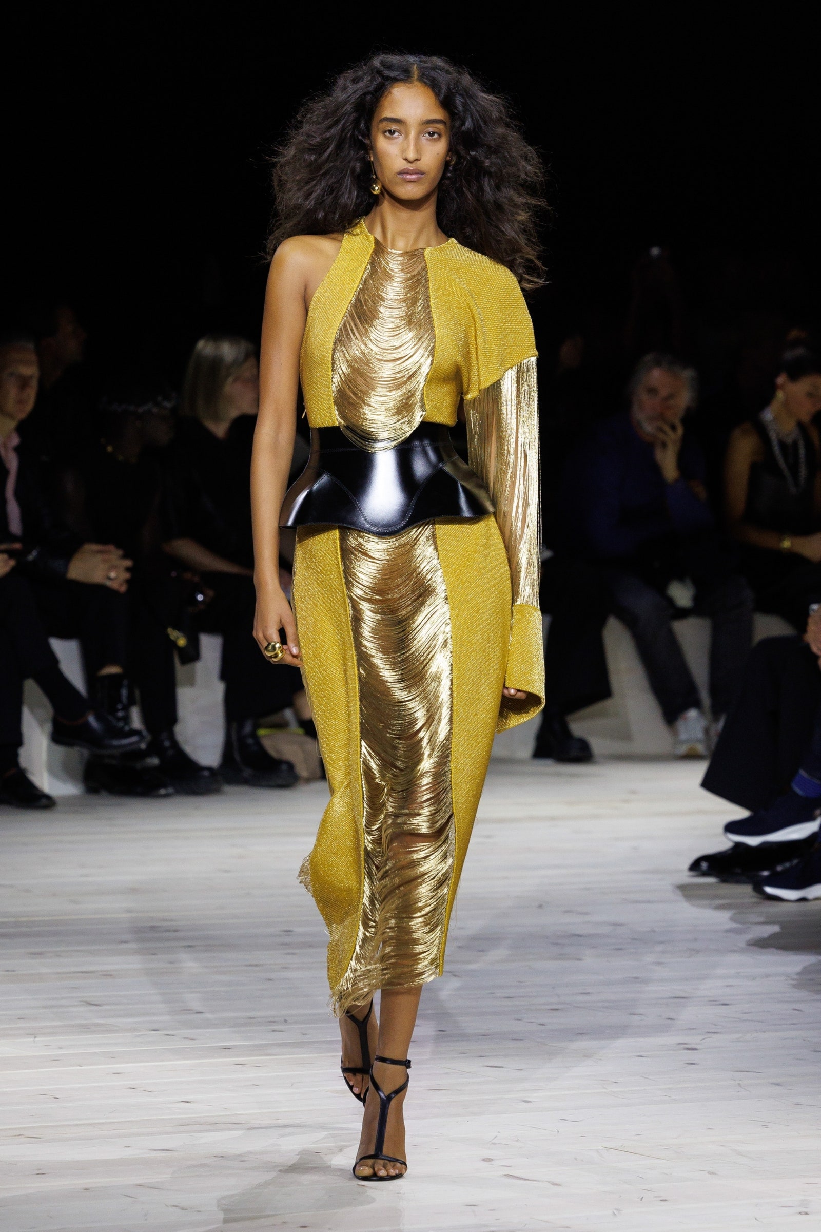 Modelo luce un vestido amarillo con sandalias TBar en Alexander Mcqueen PrimaveraVerano 2024