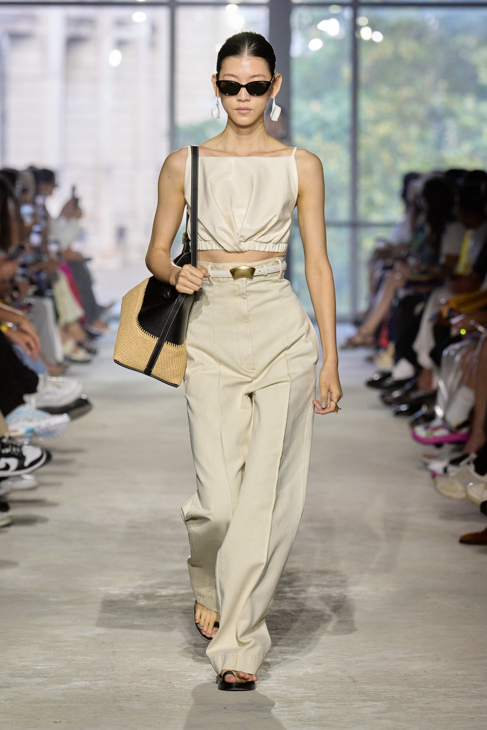 Modelo luce unos pantalones con crop top y sandalias planas en 3.1 Phillip Lim PrimaveraVerano 2024