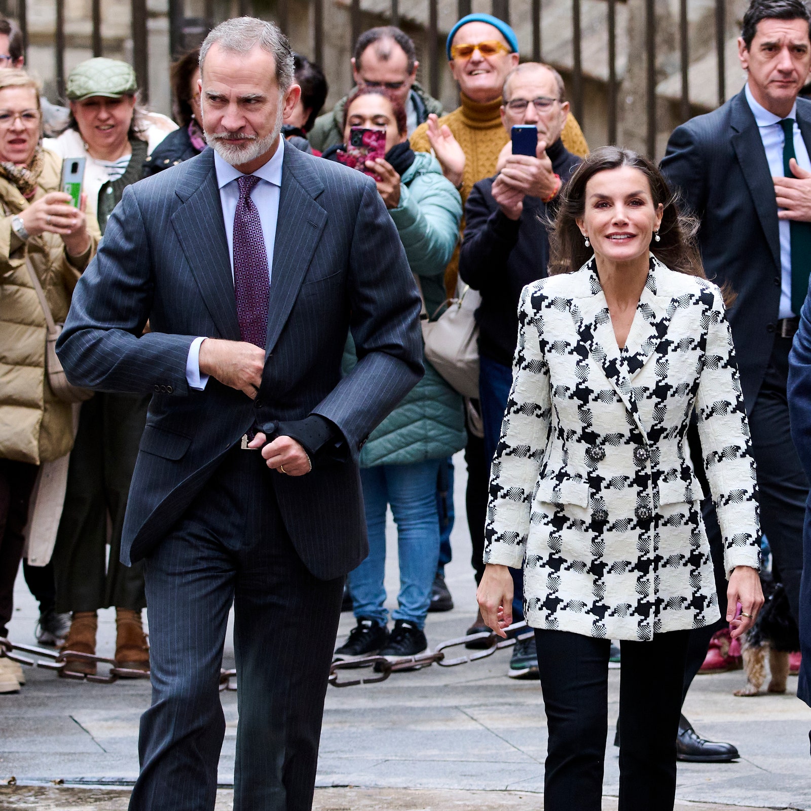 La reina Letizia lleva bailarinas con tacón y pantalones negros skinny con blazer oversize