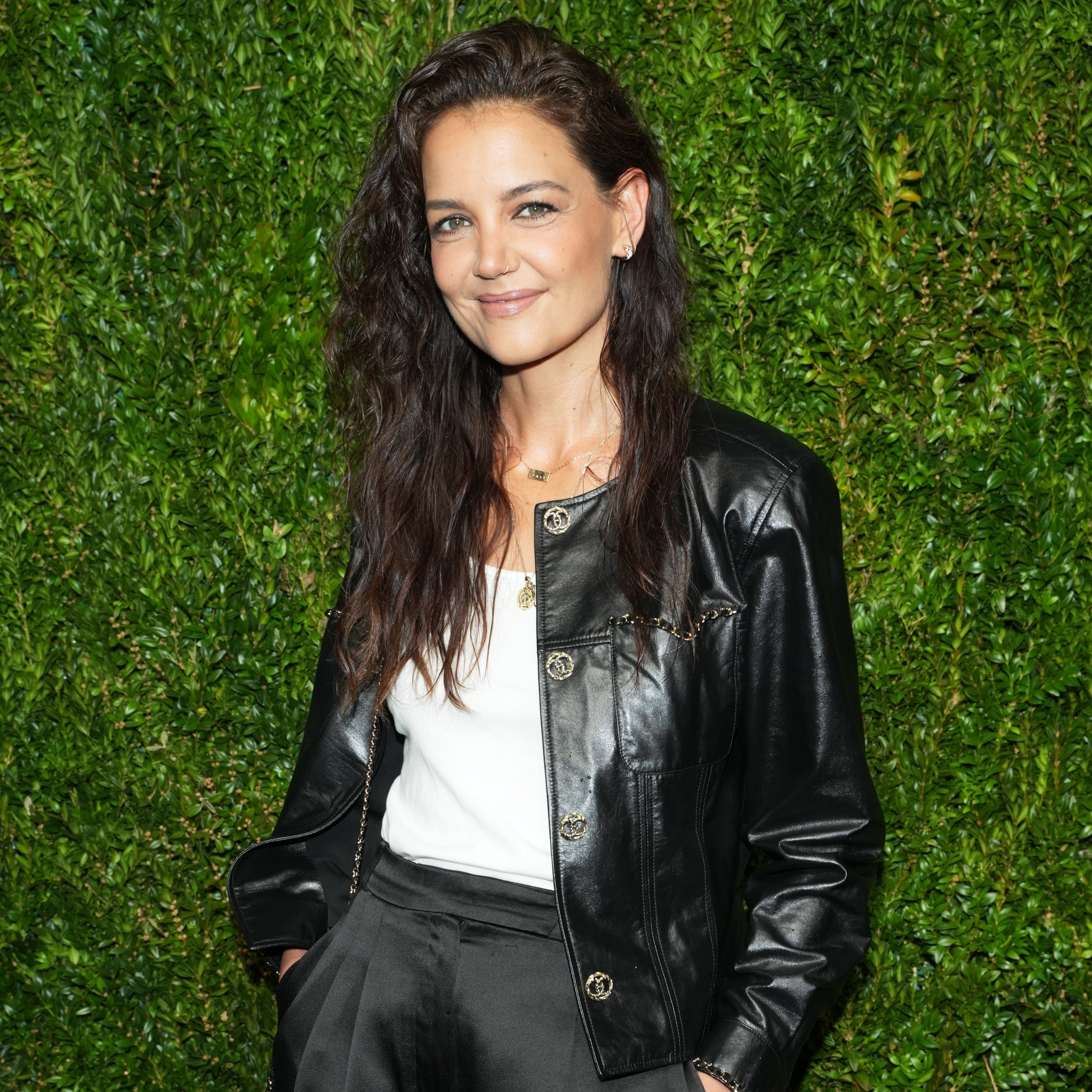 Katie Holmes pisa fuerte el 2024 con los mocasines negros y jeans grises más elegantes