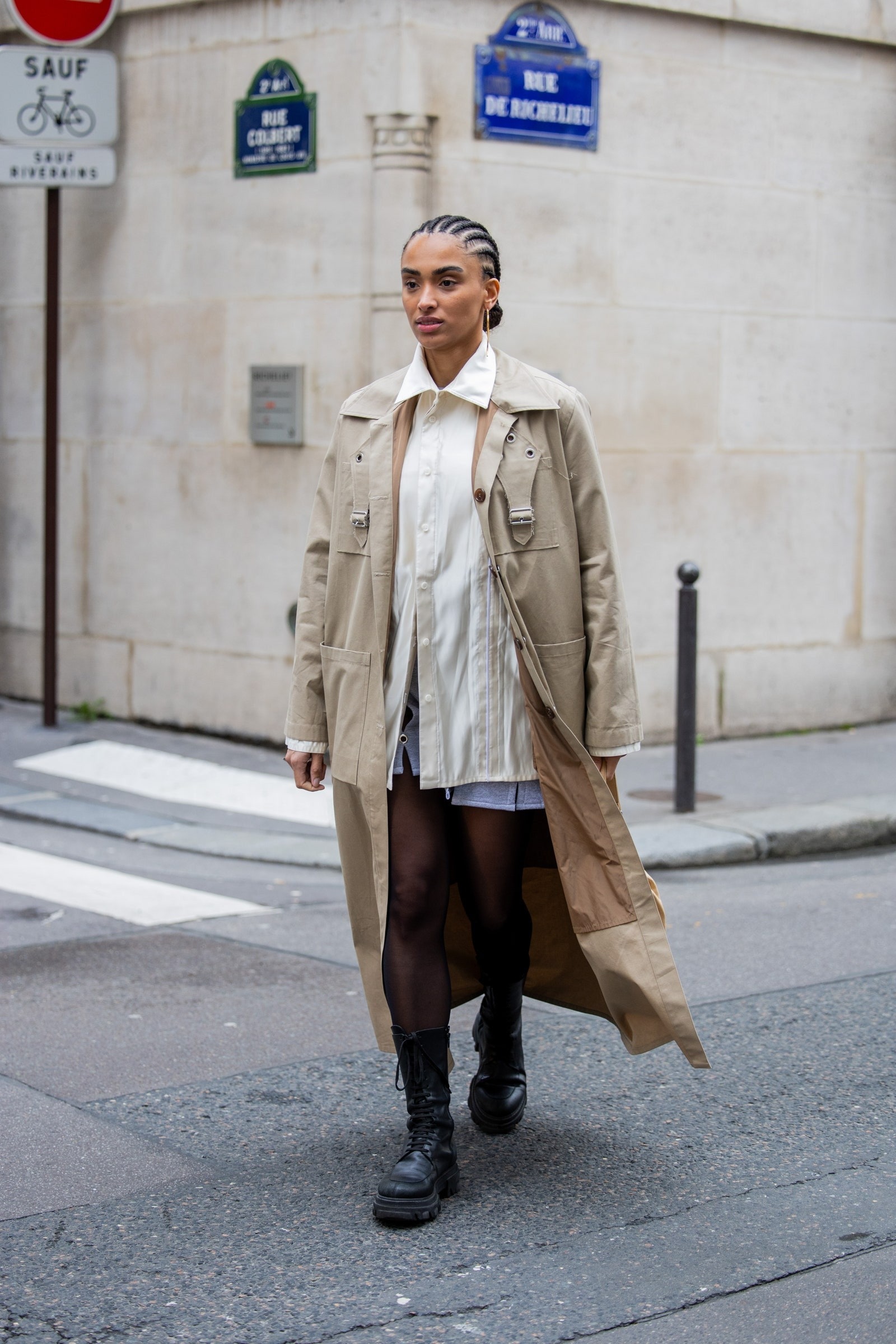 Mujer con camisa oversize con minifaldas