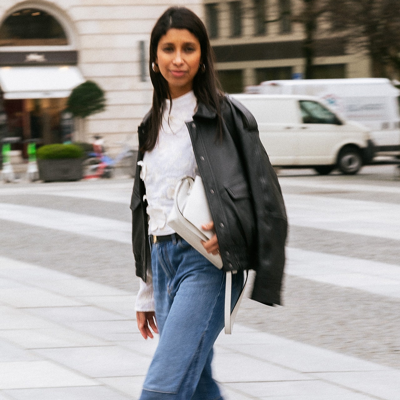 Esta es la guía de estilo para combinar jeans acampanados con blusas boho en otoño 2024