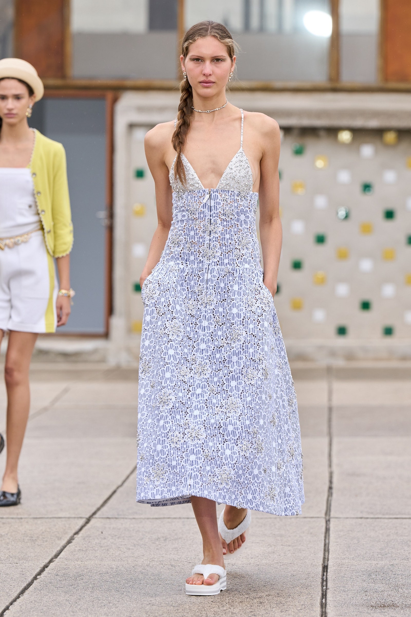 Sandalias flip flops con vestido midi de Chanel Resort 2025.