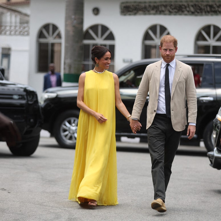 Meghan Markle con vestido amarillo de Carolina Herrera.