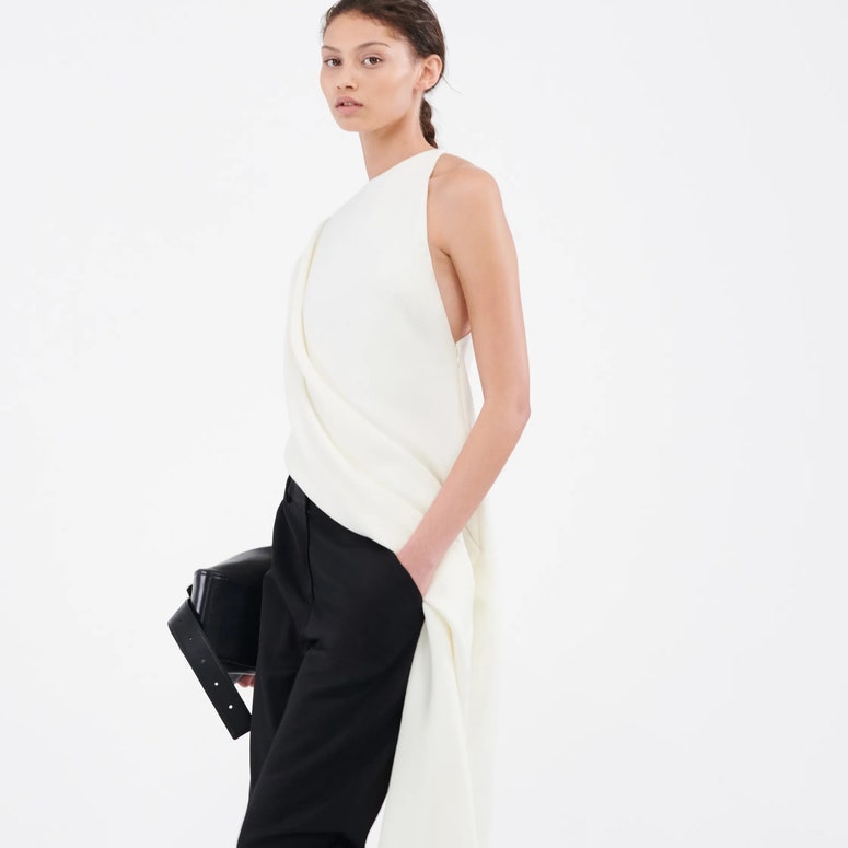 Modelo luce unos pantalones palazzo con vestido en Brandon Maxwell, Pre Fall 2024