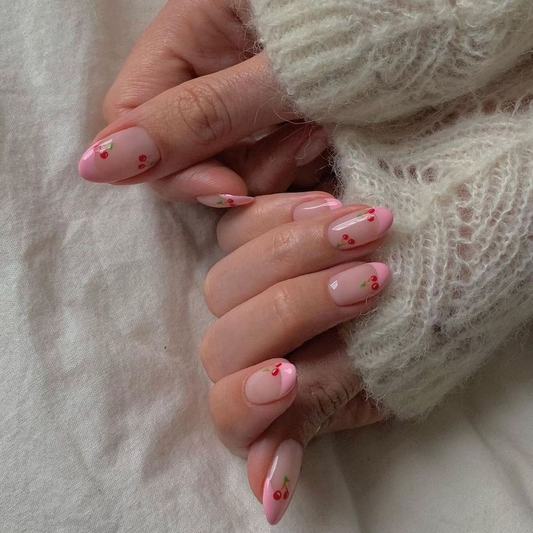 Uñas cherry, la manicure con estampado de cereza más fresca del verano 2024