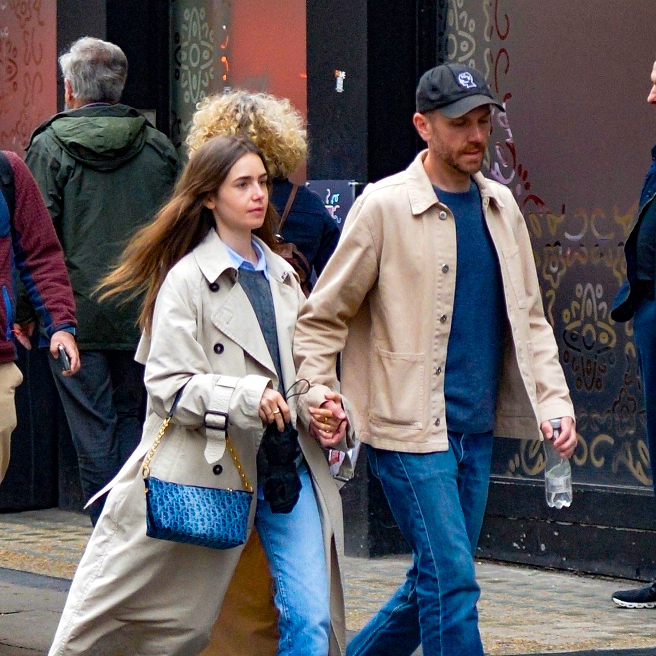 Lily Collins da con el look perfecto de turista con jeans rectos y tenis blancos en verano 2024