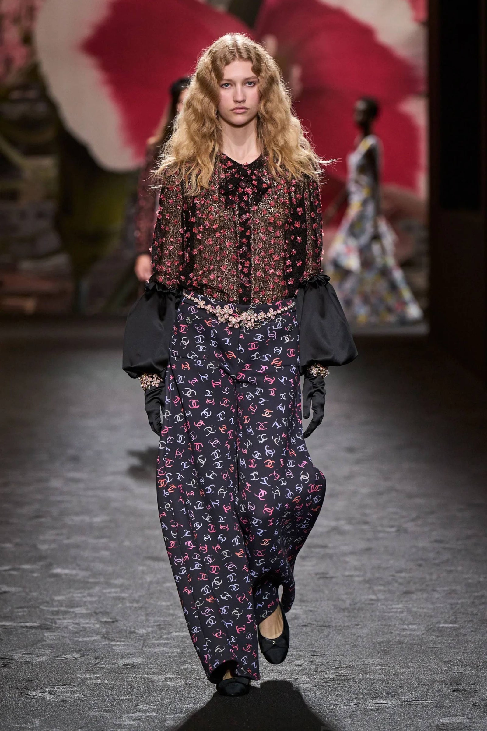 Pantalones palazzo con blusa transparente de Chanel PrimaveraVerano 2024.