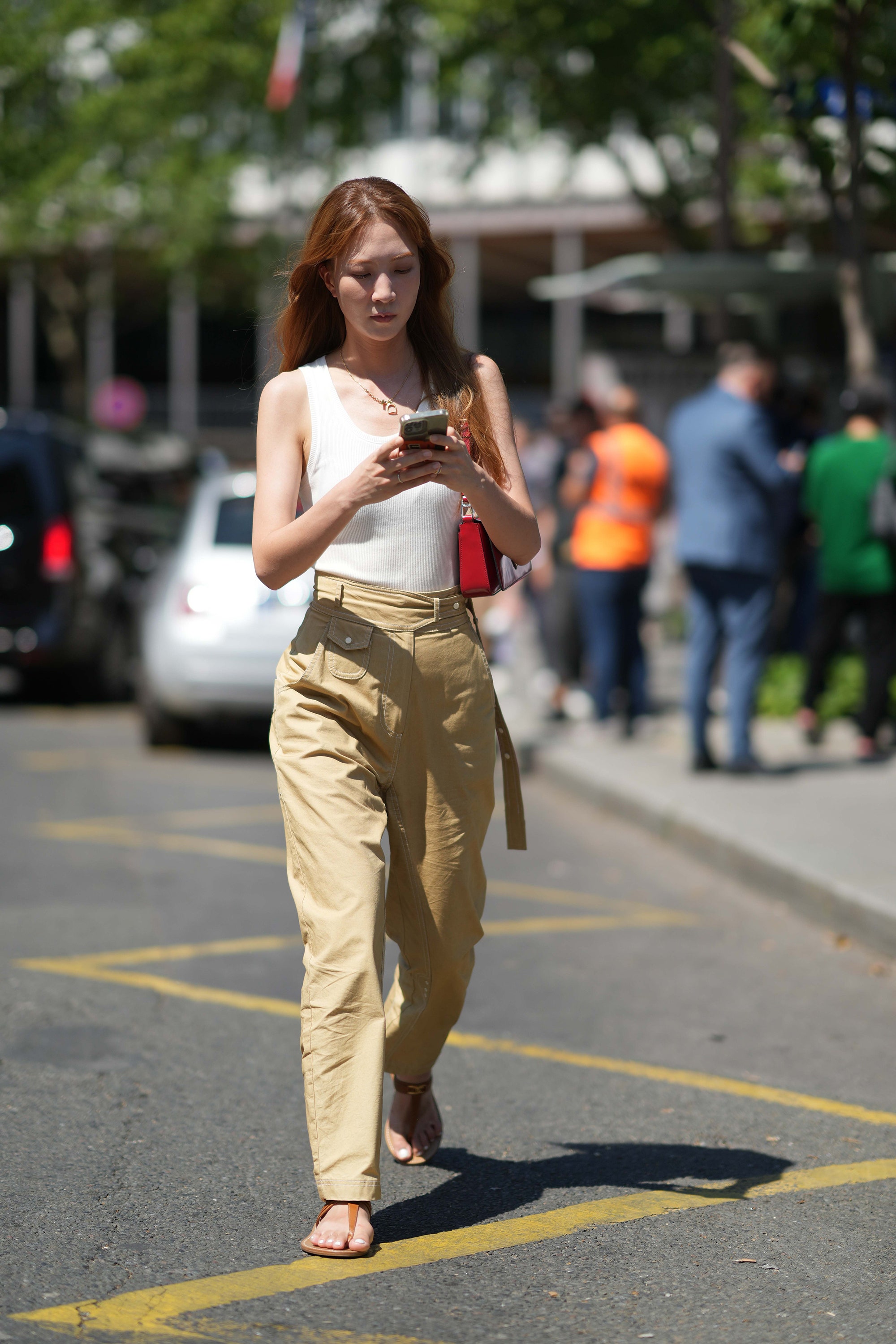 Pantalones beige y camiseta blanca