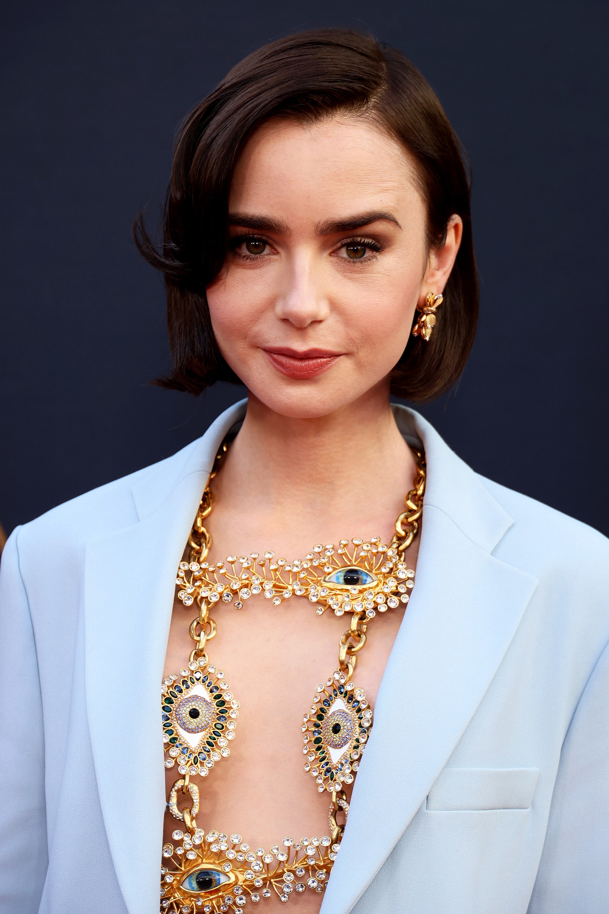 Lily Collins de Emily in Paris con nuevo corte de cabello bob recto francs