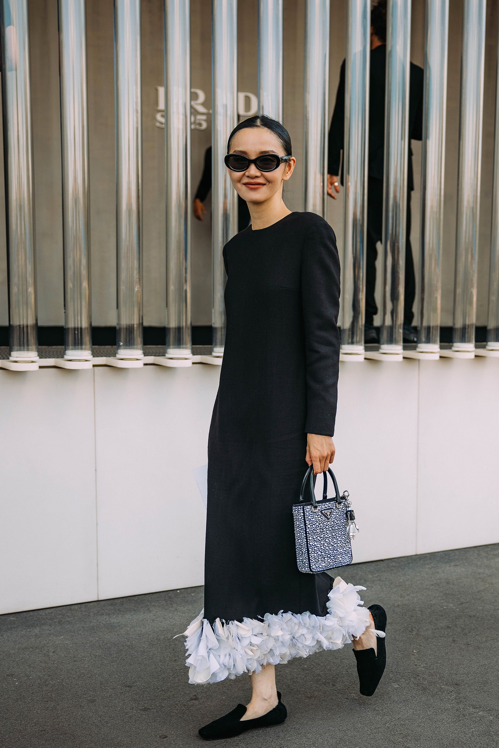 Vestido midi negro con mocasines de terciopelo street style PrimaveraVerano 2024.