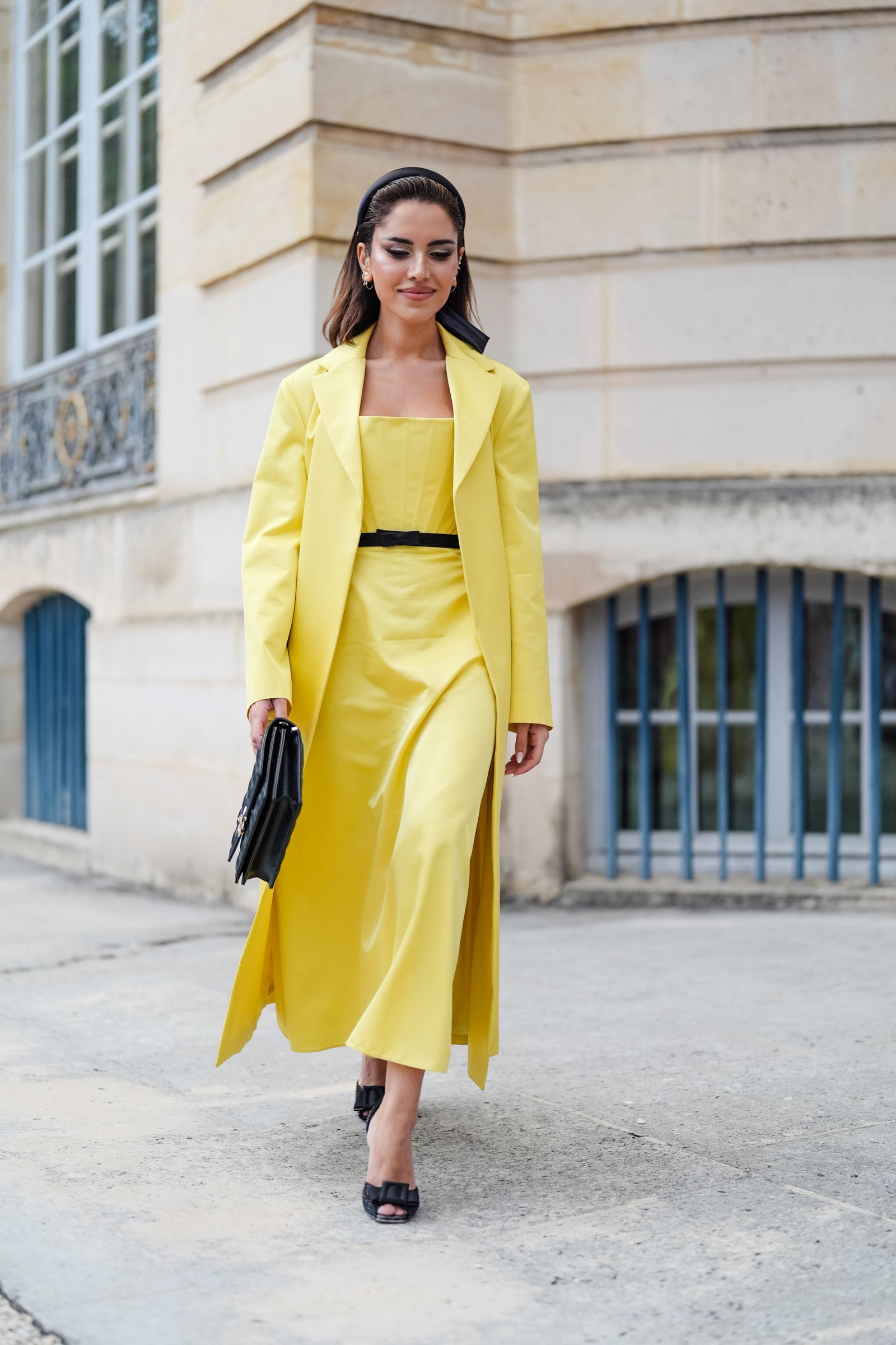 Mujer con vestido y abrigo en color amarillo