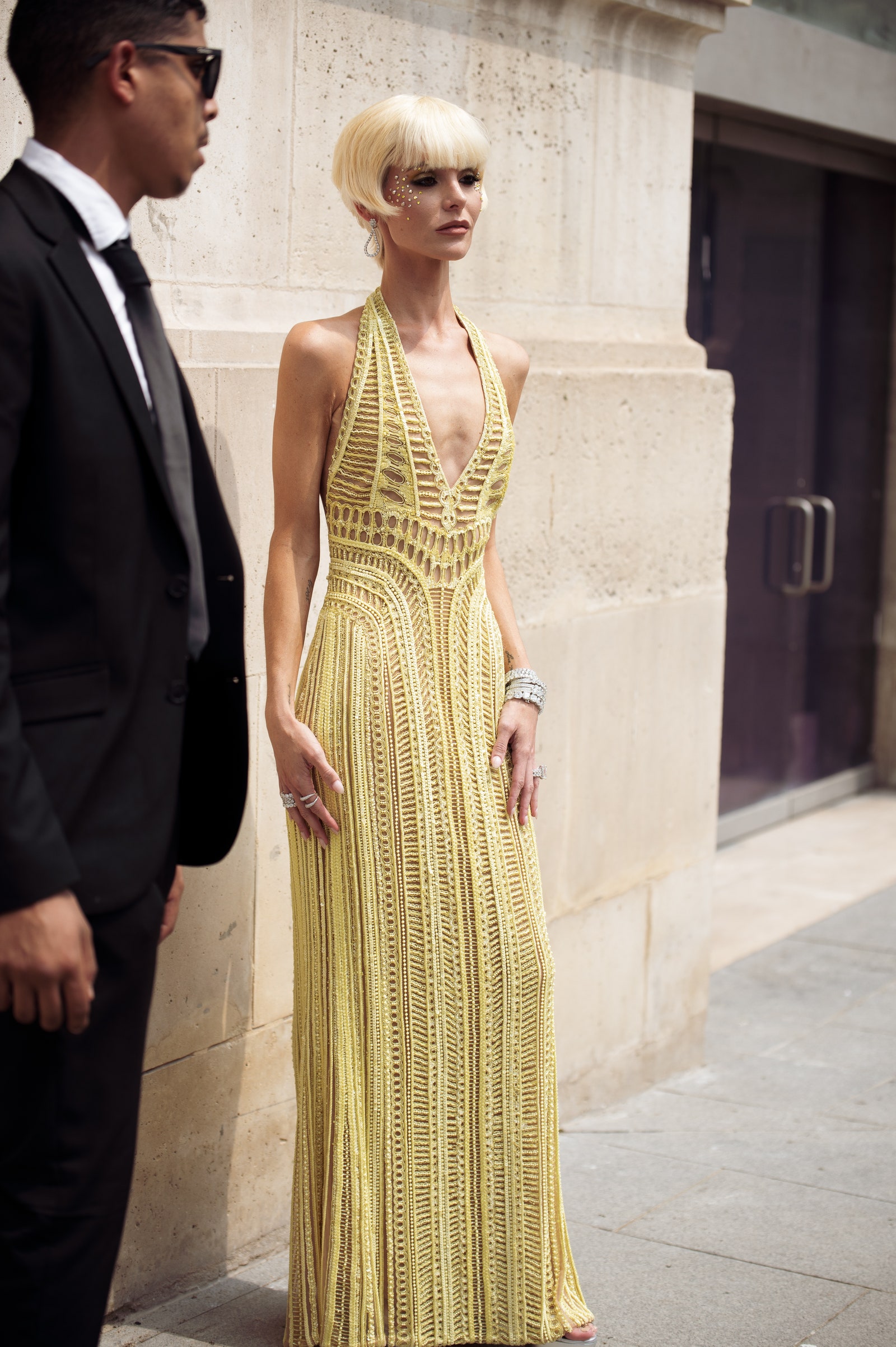 Mujer con vestido de color amarillo.