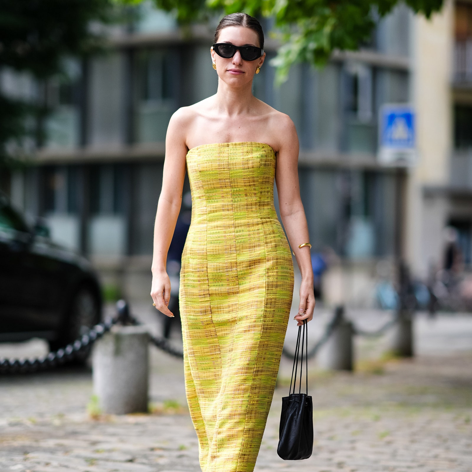 Este es el color amarillo más combinable para el verano 2024 que hemos visto en el street style de París