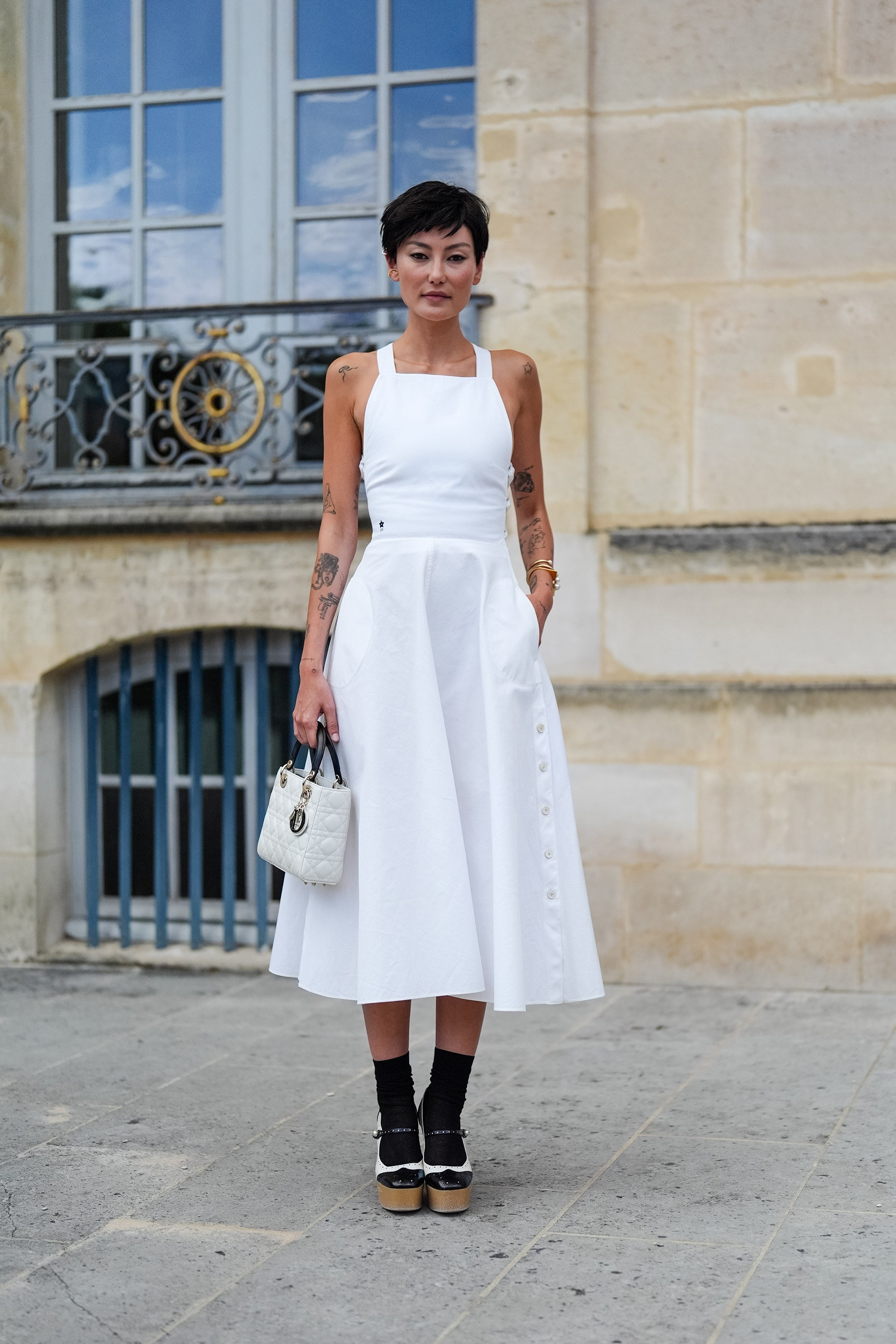 Vestidos blusas camisas a rayas y sandalias para lucir bonita en julio 2024 según el street style