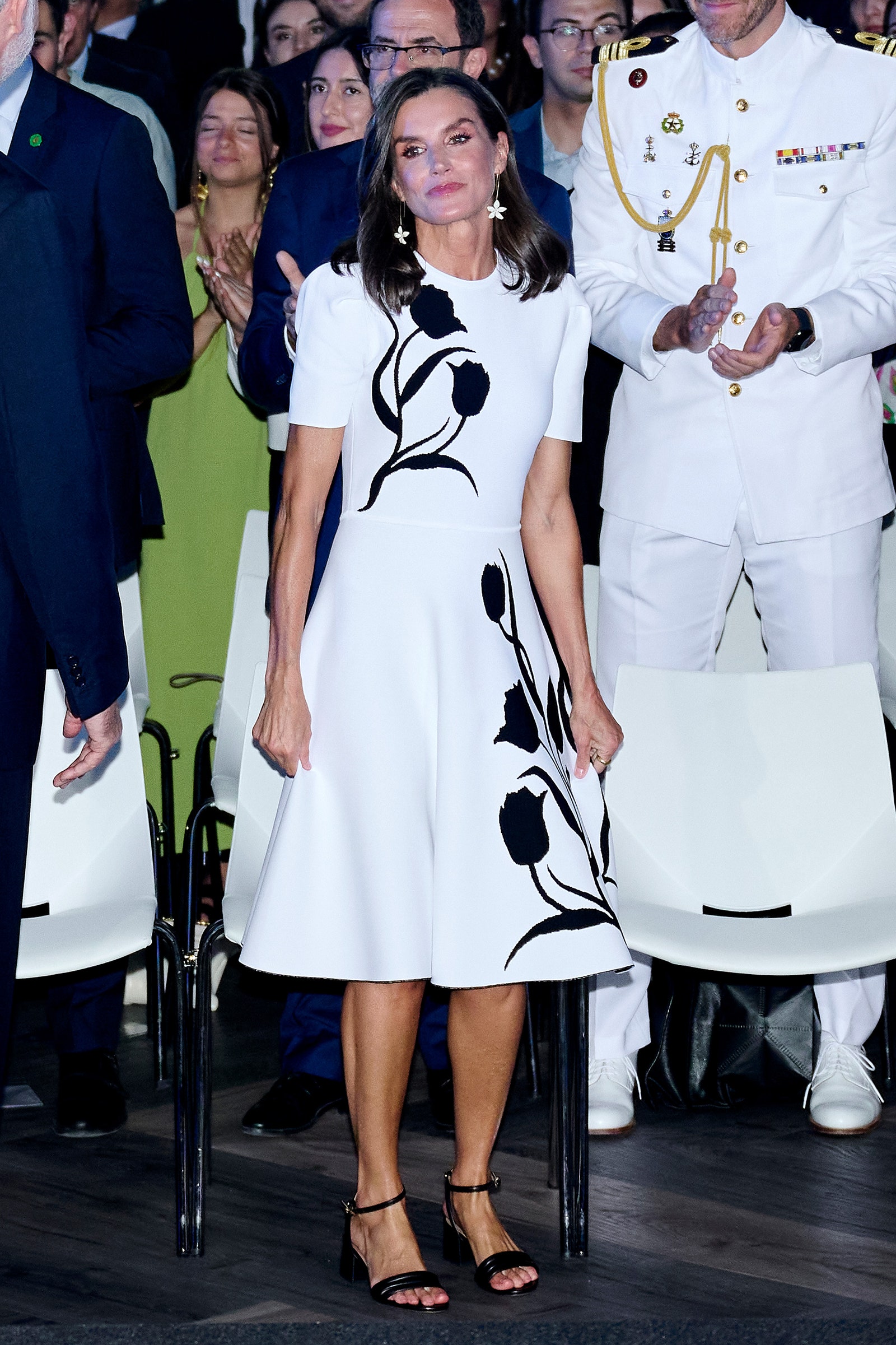 La reina Letizia lleva el vestido blanco midi ms elegante con sandalias de tacón