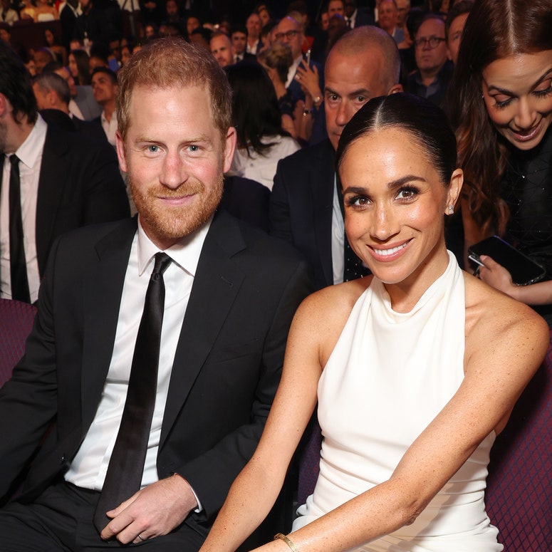 Meghan Markle con vestido blanco largo