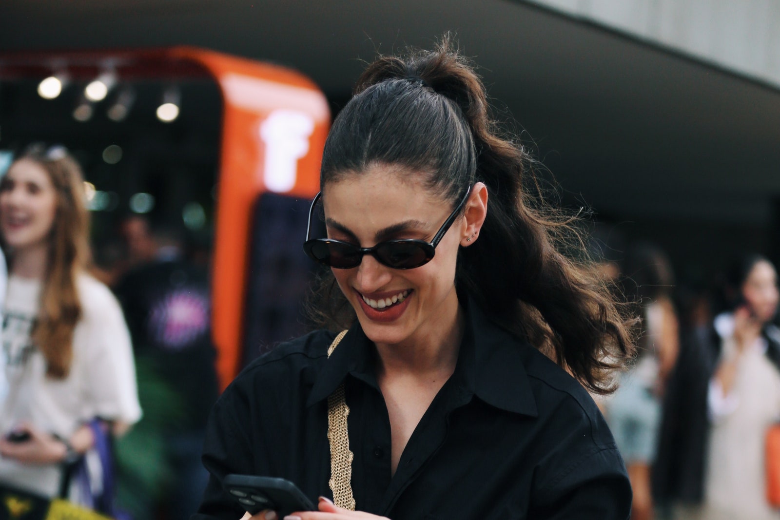 Mujer en el street style de Colombiamoda 2024 luciendo una falda transparente con camisa negra 