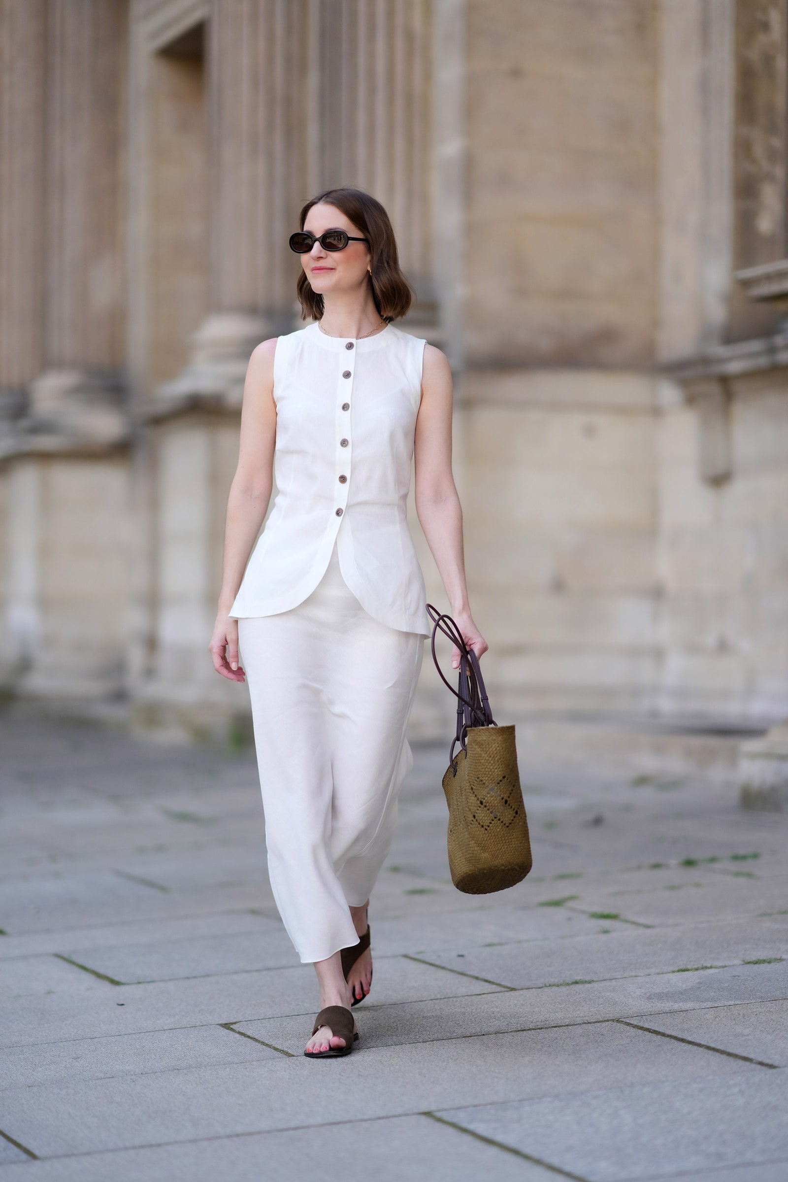 Mujer con chaleco y falda de lino blanco