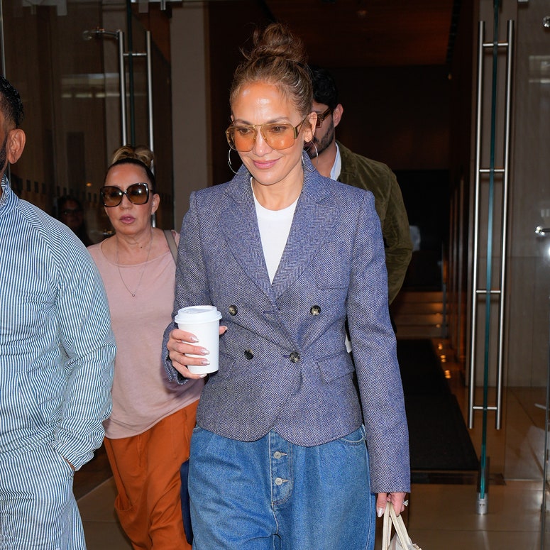 Jennifer Lopez con baggy jeans y tenis blancos.