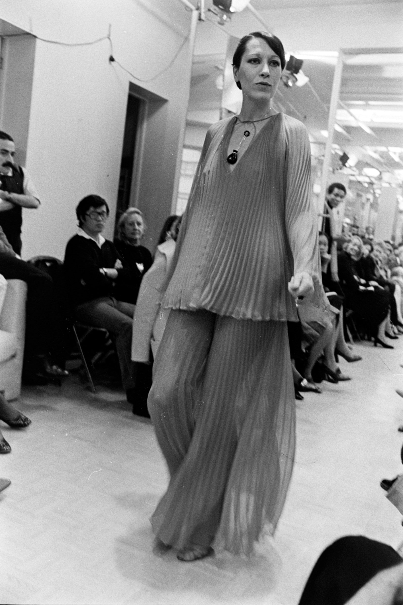 Elsa Peretti con un look de Halston primaveraverano 1974.