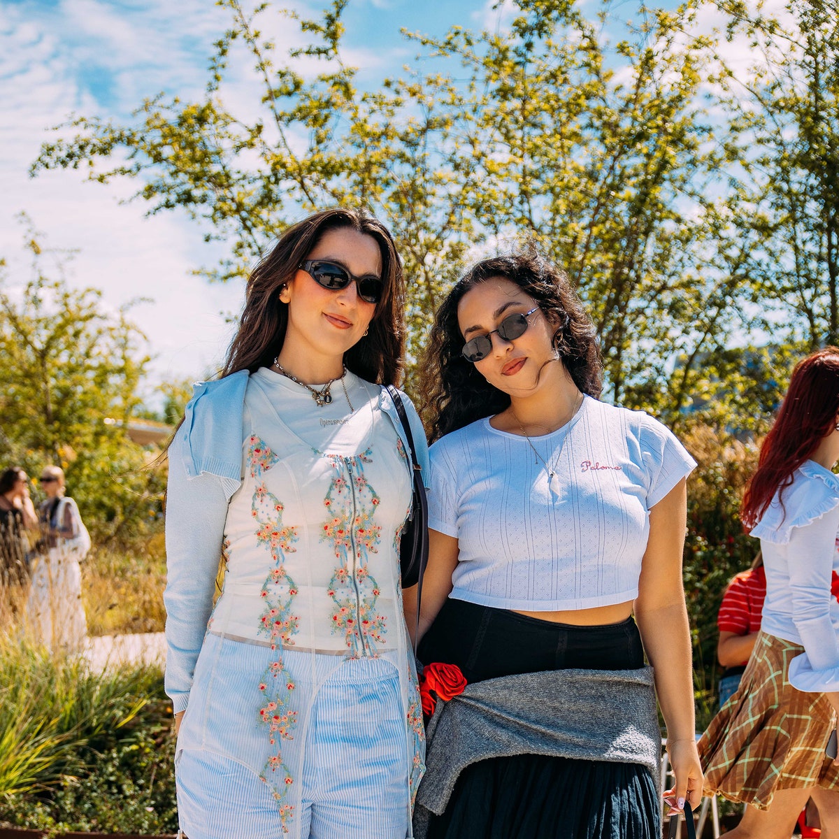 Vi estos looks de blusas largas en el street style de las danesas y así las llevaré todo el 2024