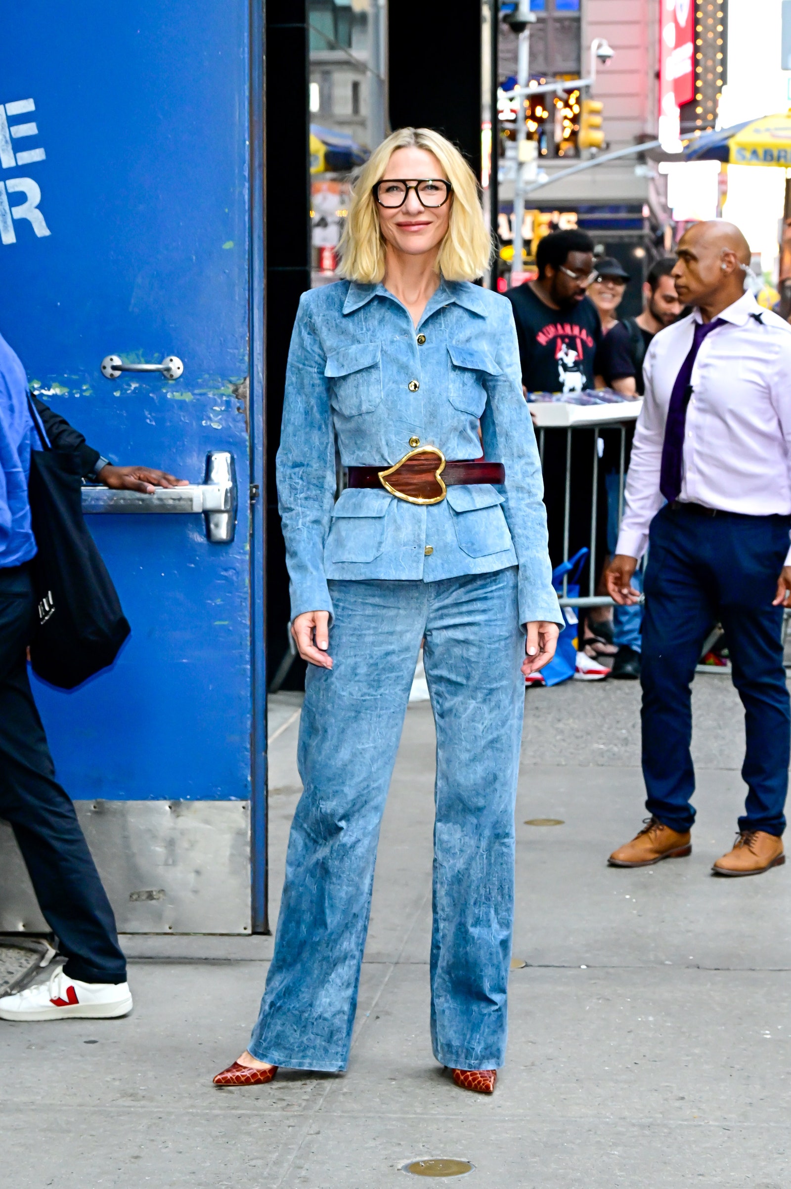 Jeans acampanados sandalias planas y blusa boho la fórmula de Claudia Schiffer para septiembre 2024