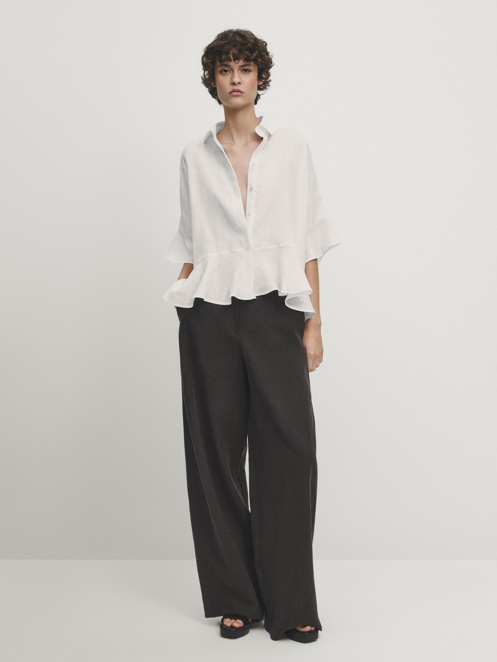 Blusa blanca y pantalones caf de Massimo Dutti